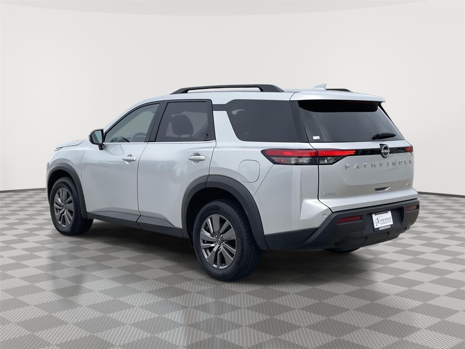 Vehicle photo 9
