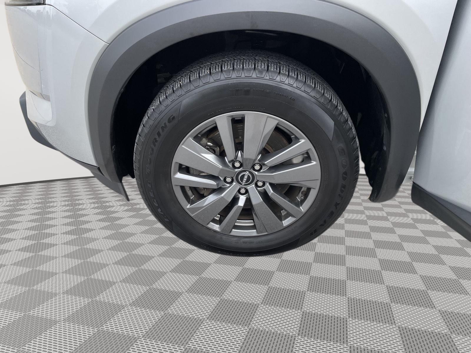Vehicle photo 10