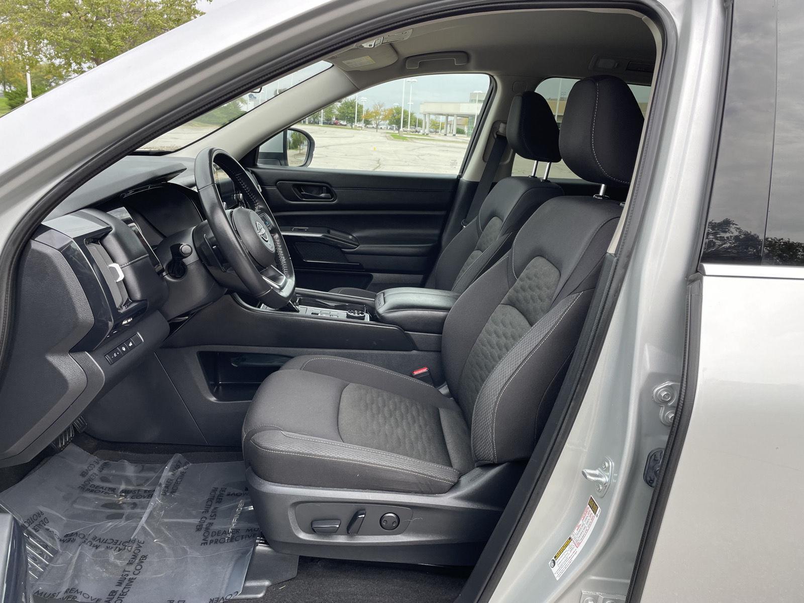 Vehicle photo 17