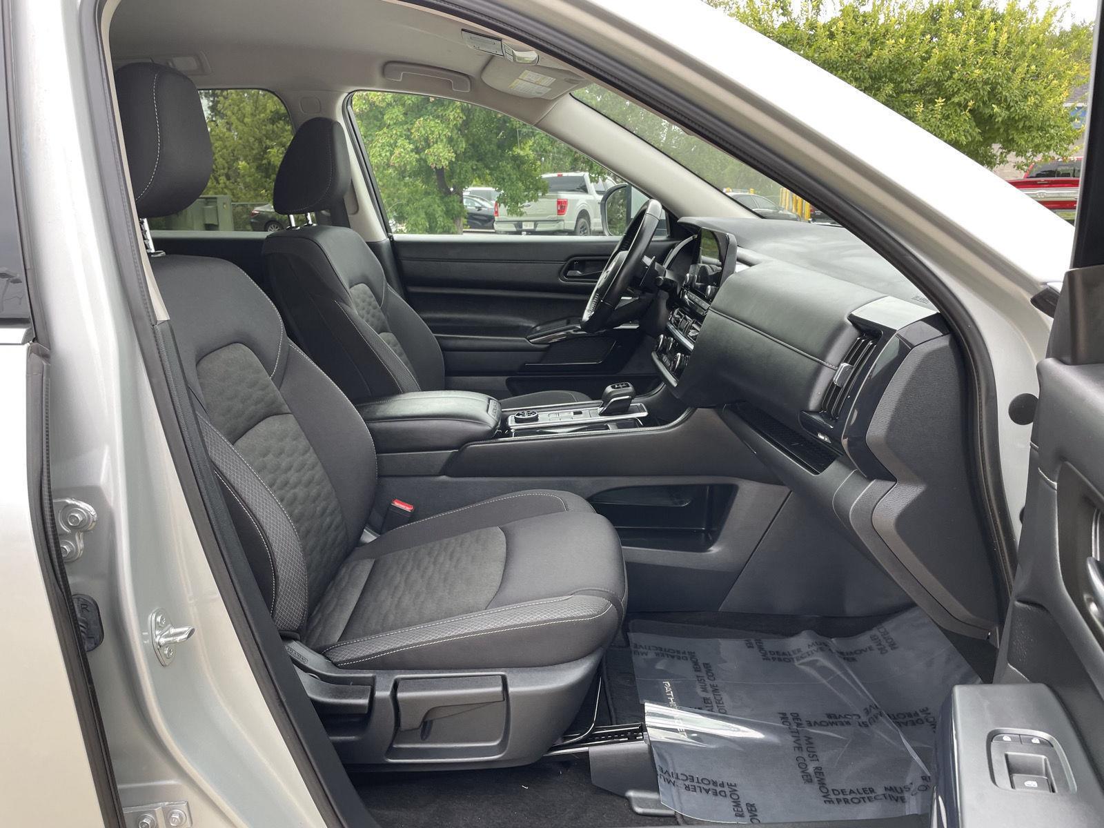 Vehicle photo 19