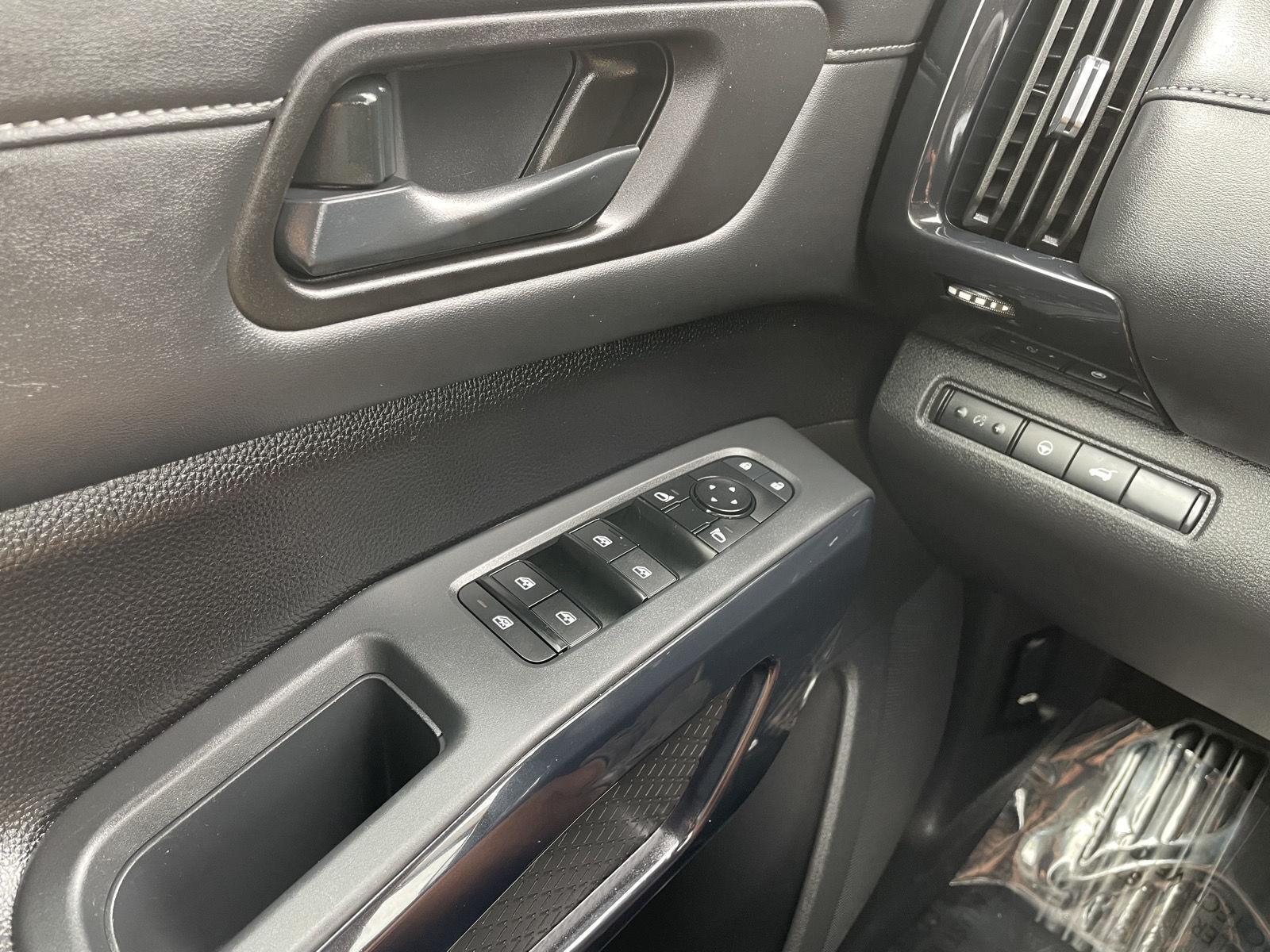 Vehicle photo 29