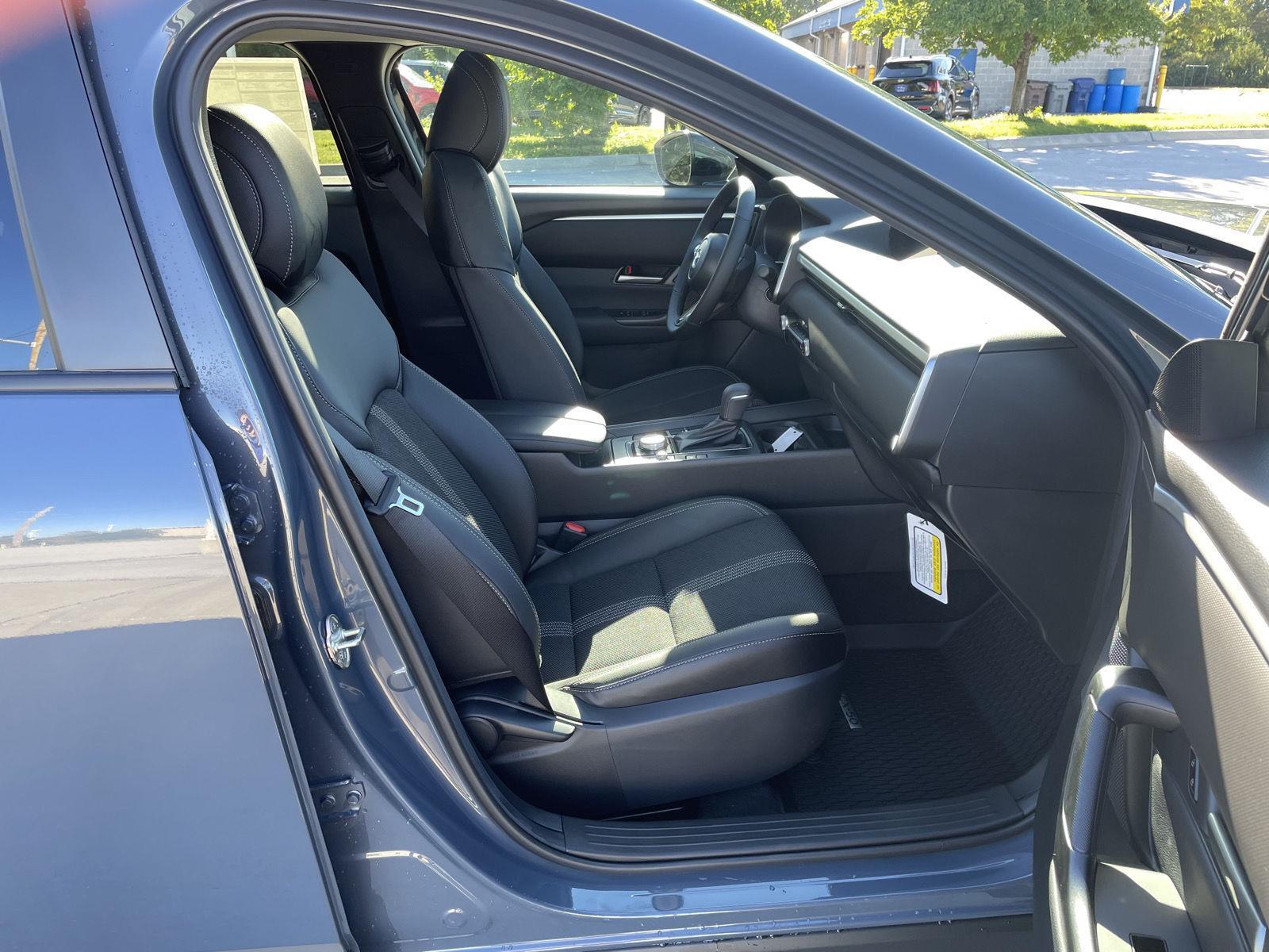 Vehicle photo 19