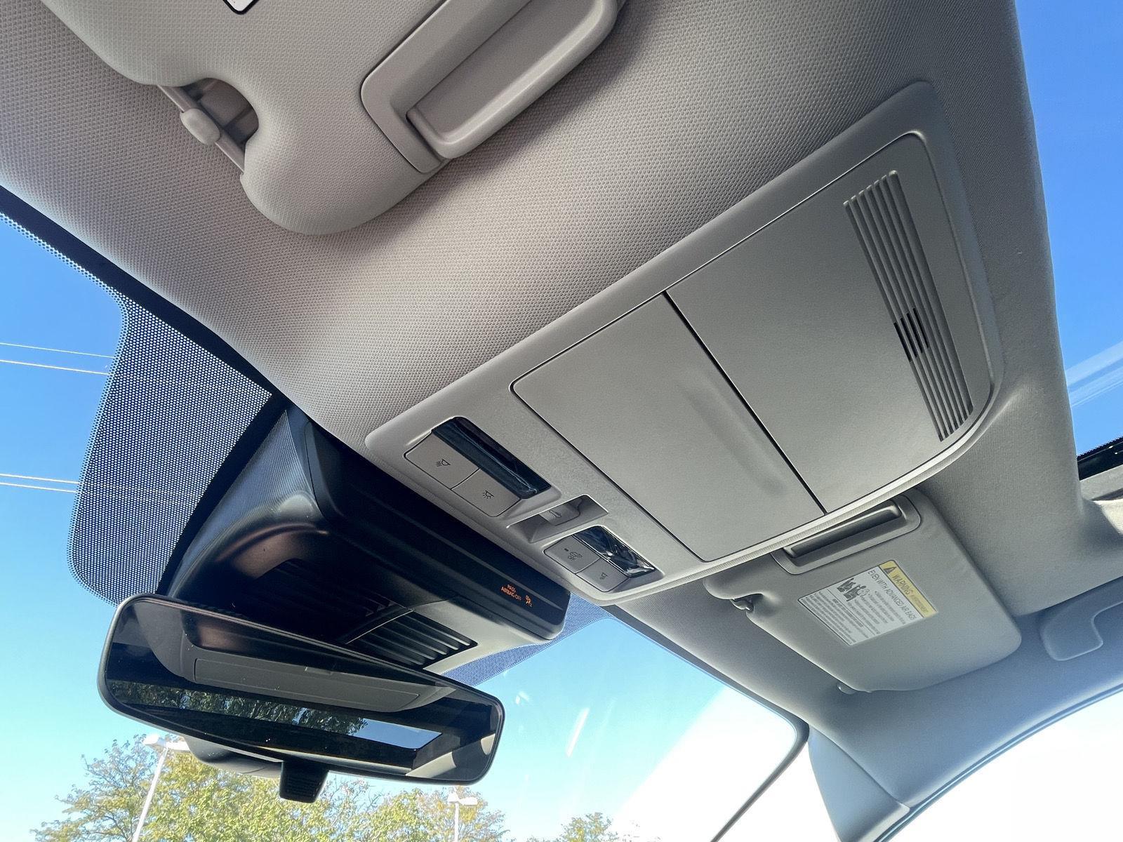 Vehicle photo 33