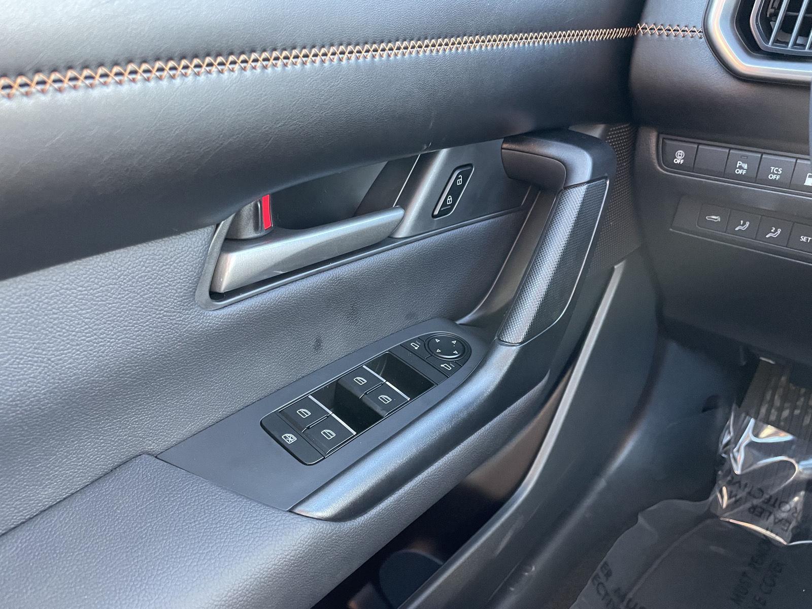 Vehicle photo 29