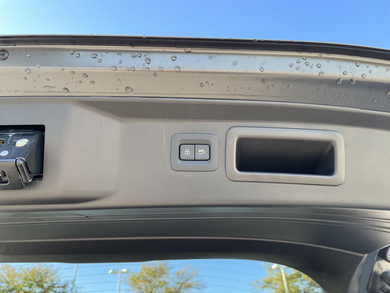 Vehicle photo 37