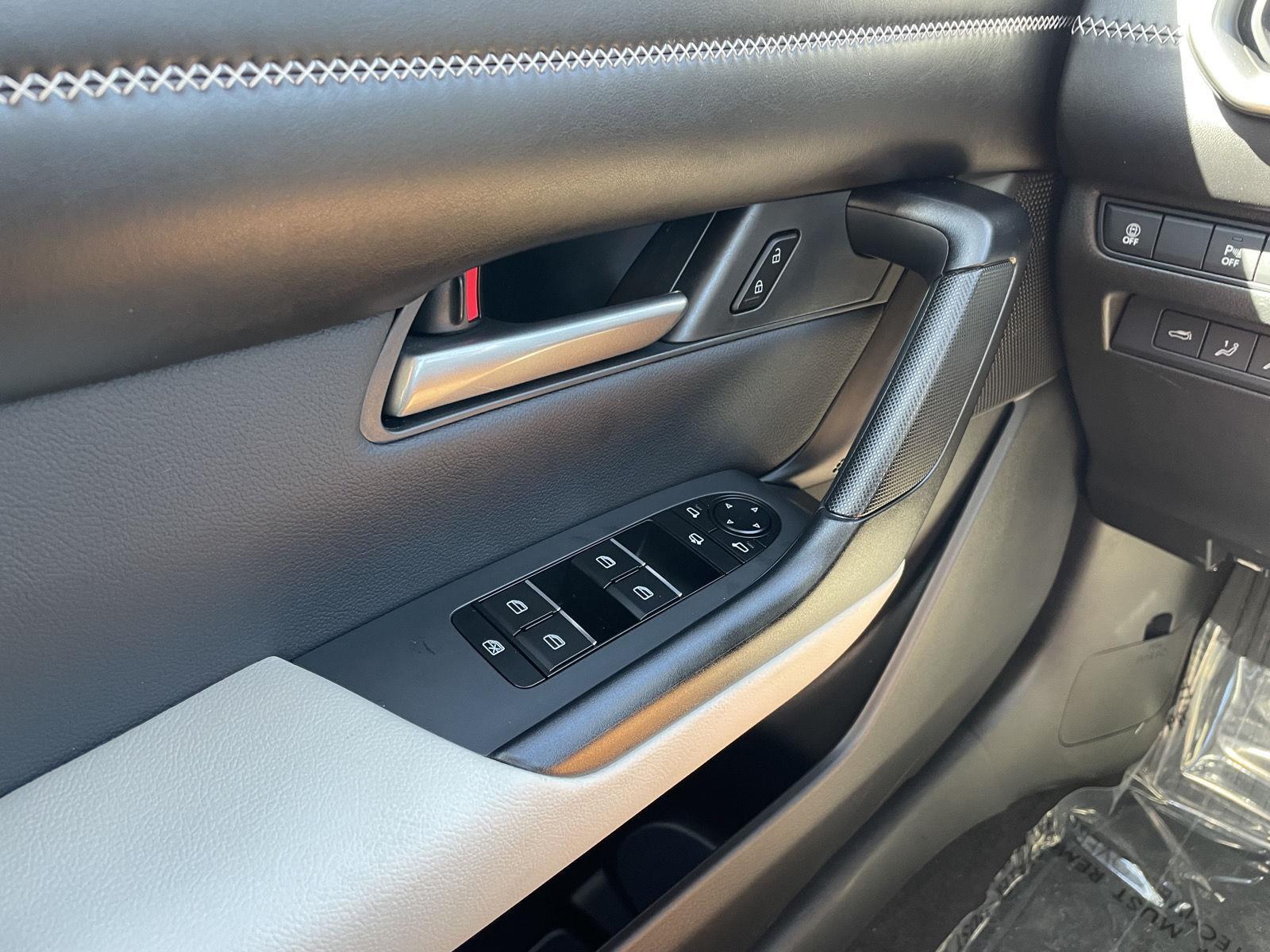 Vehicle photo 28