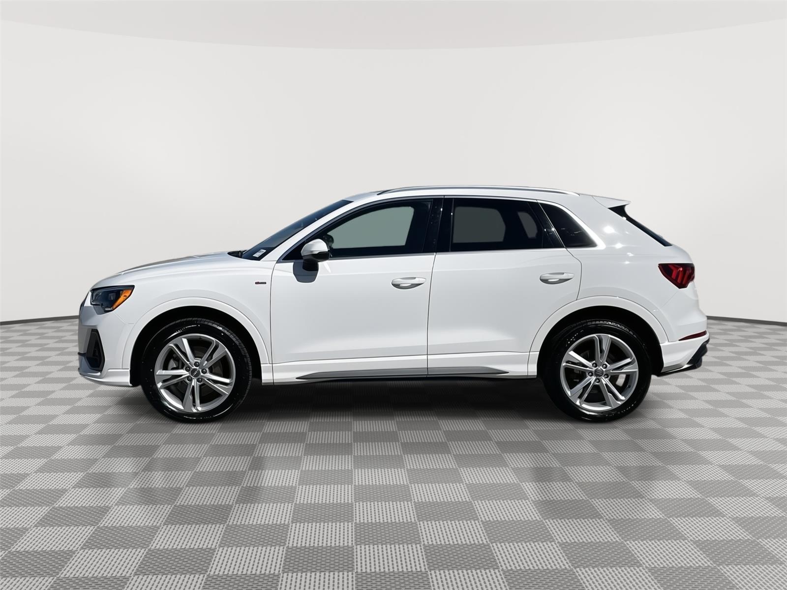 Vehicle photo 2