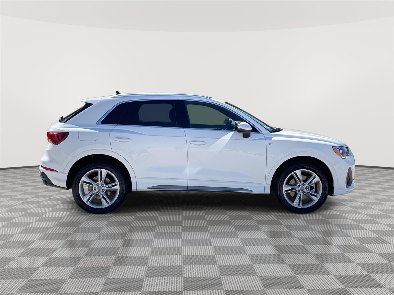 Vehicle photo 6