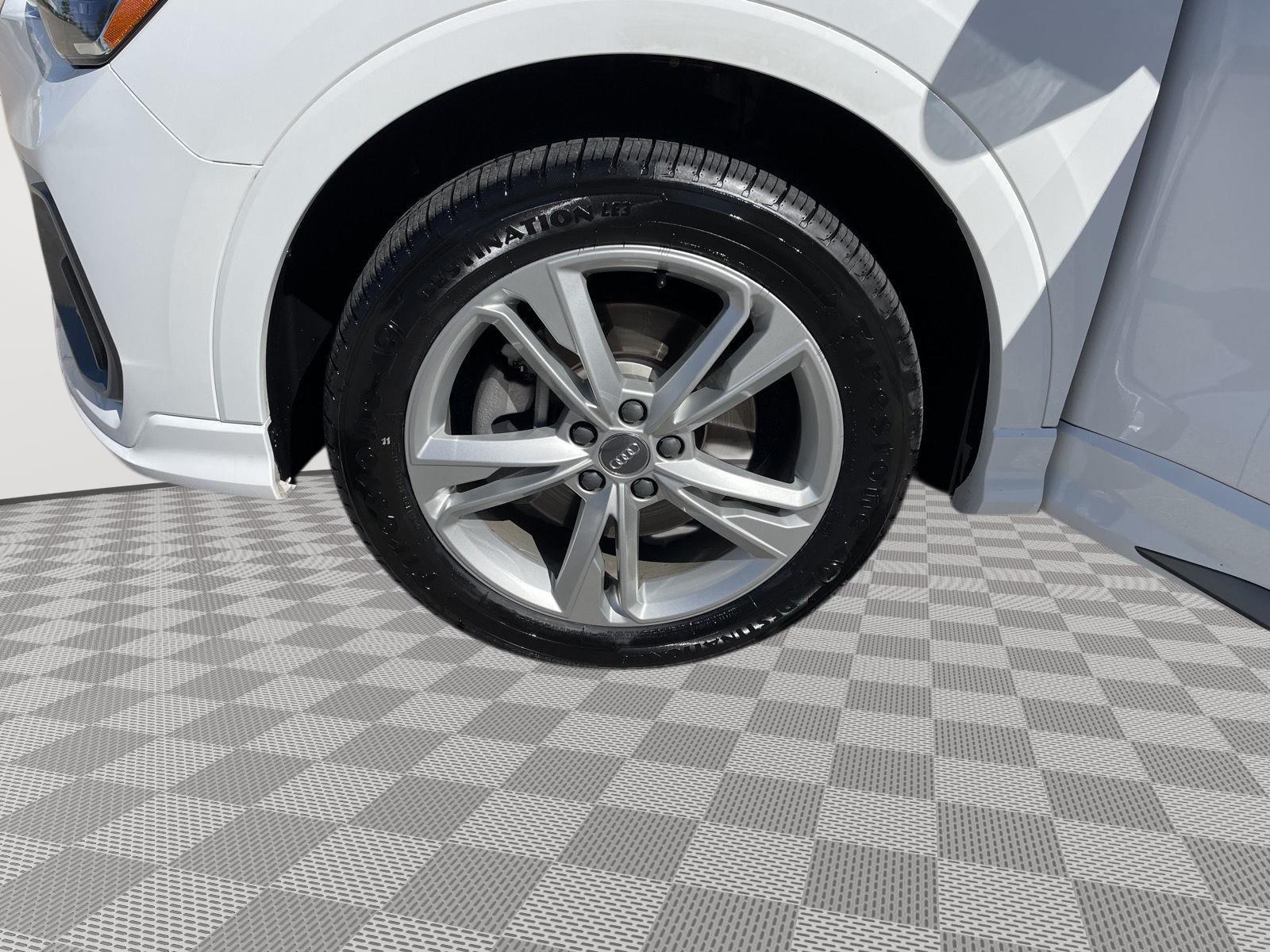 Vehicle photo 10