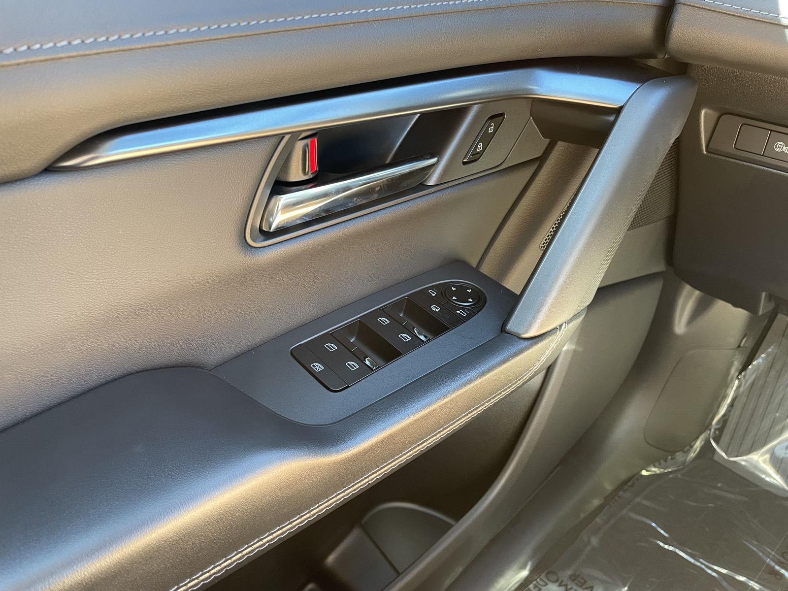 Vehicle photo 26