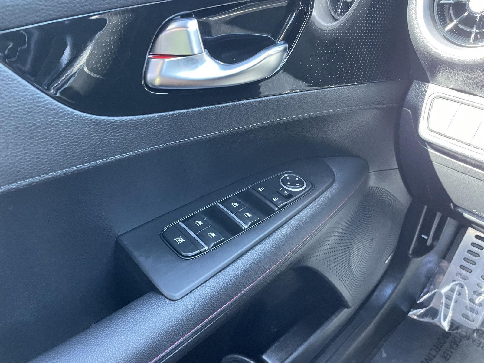 Vehicle photo 29