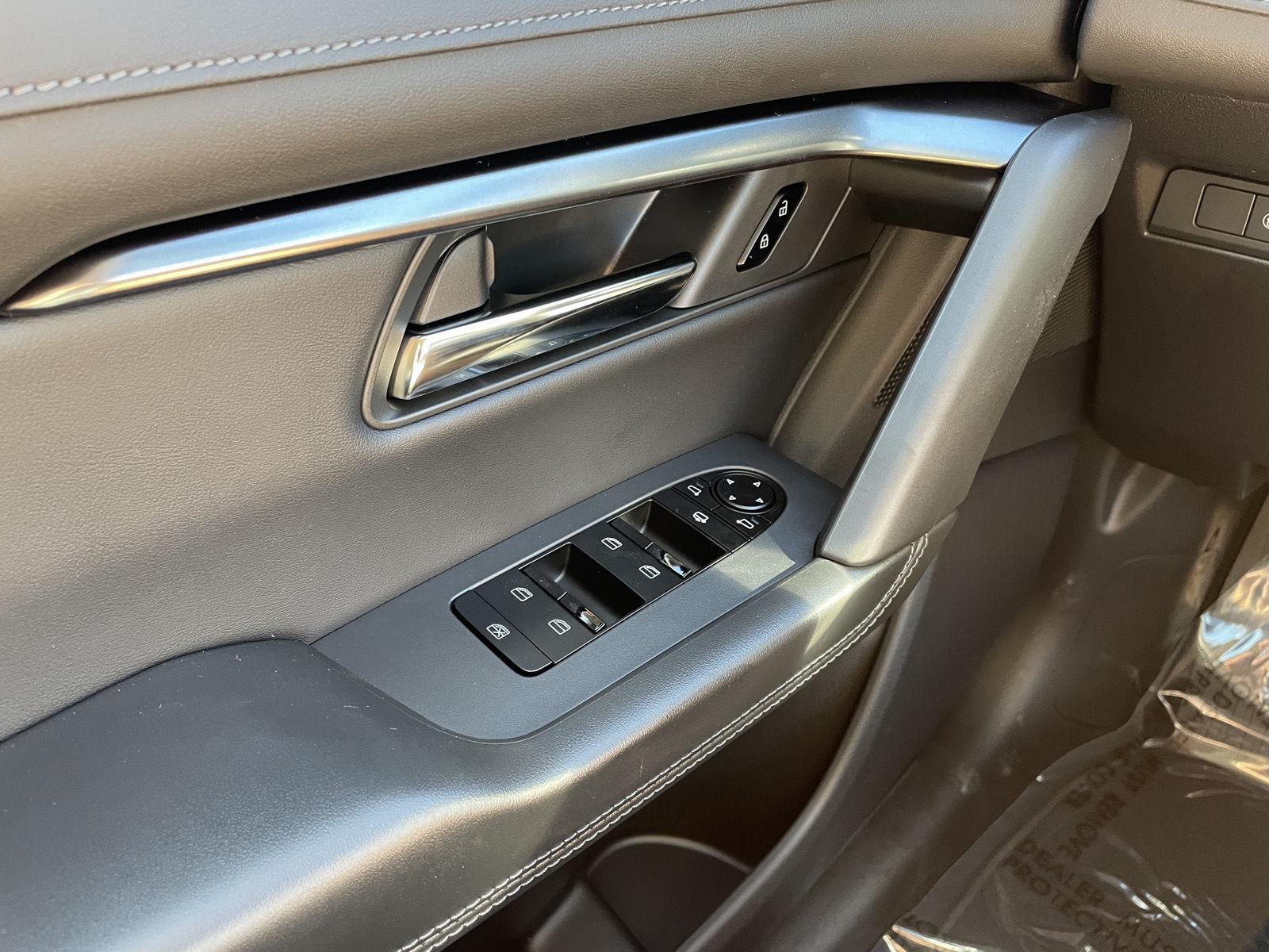 Vehicle photo 25