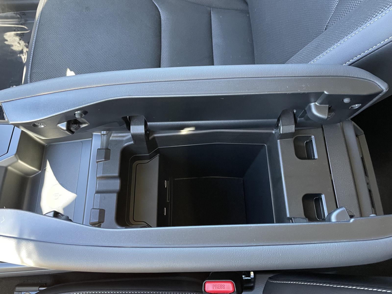 Vehicle photo 28