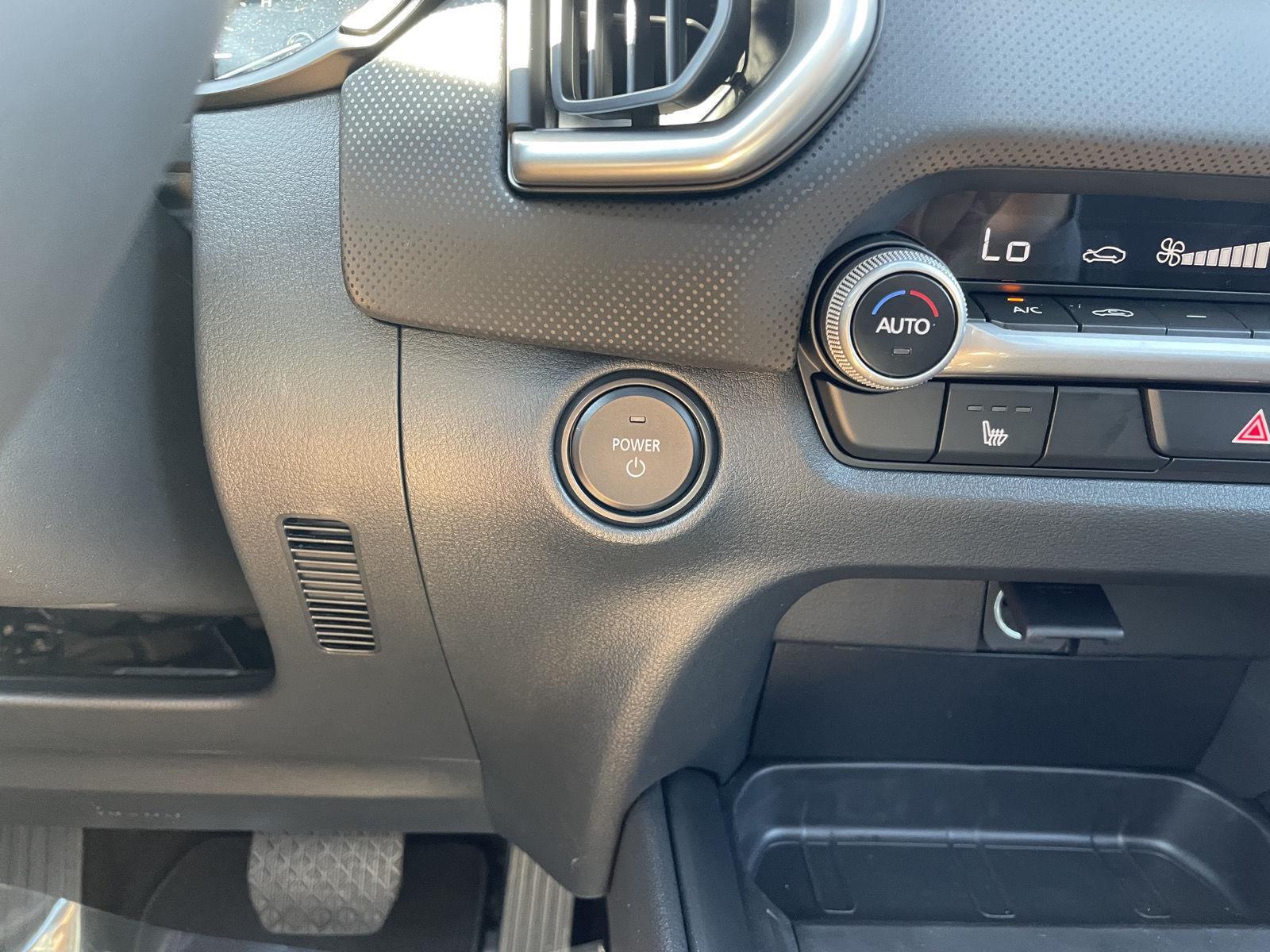 Vehicle photo 25