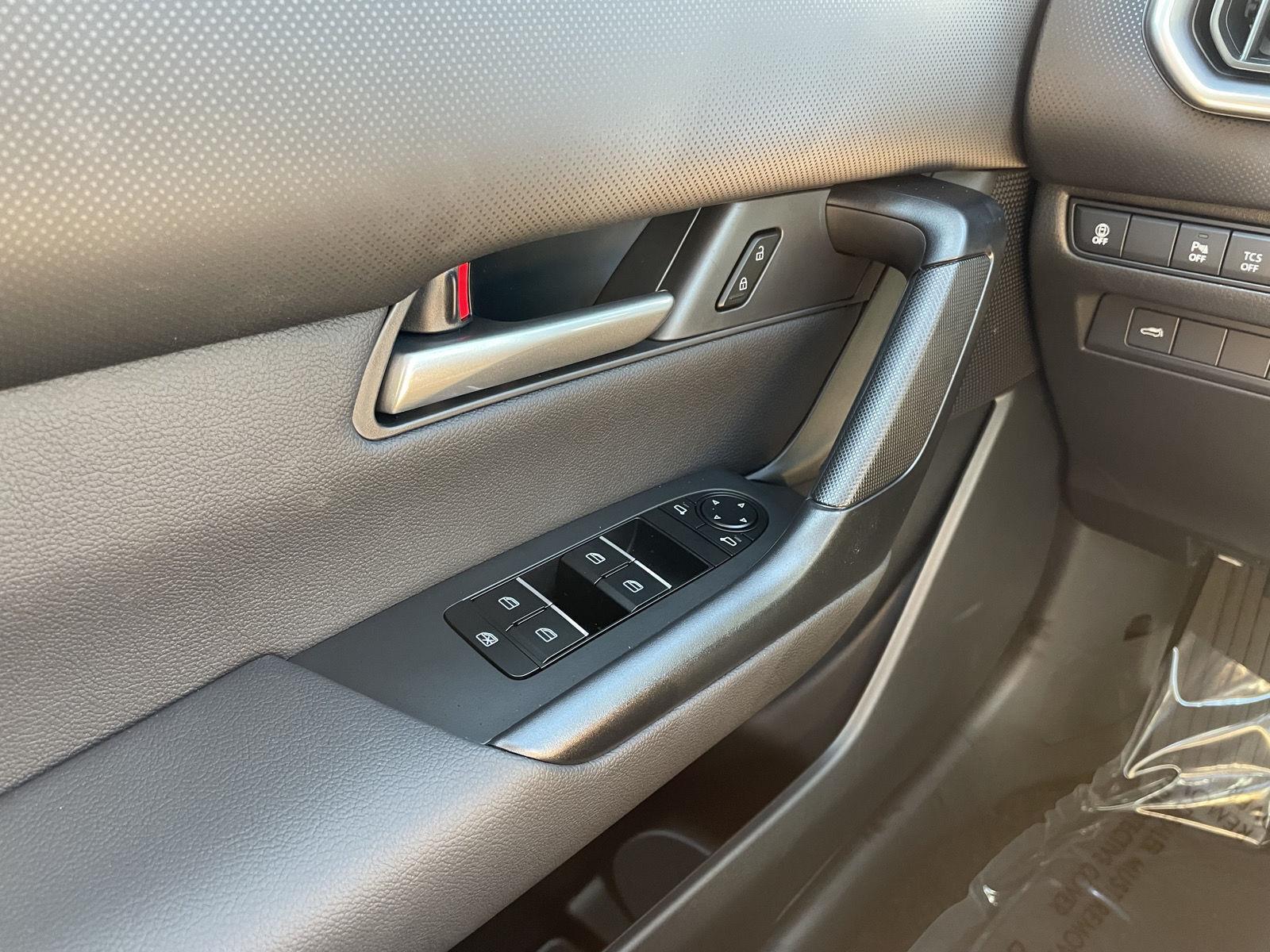 Vehicle photo 28
