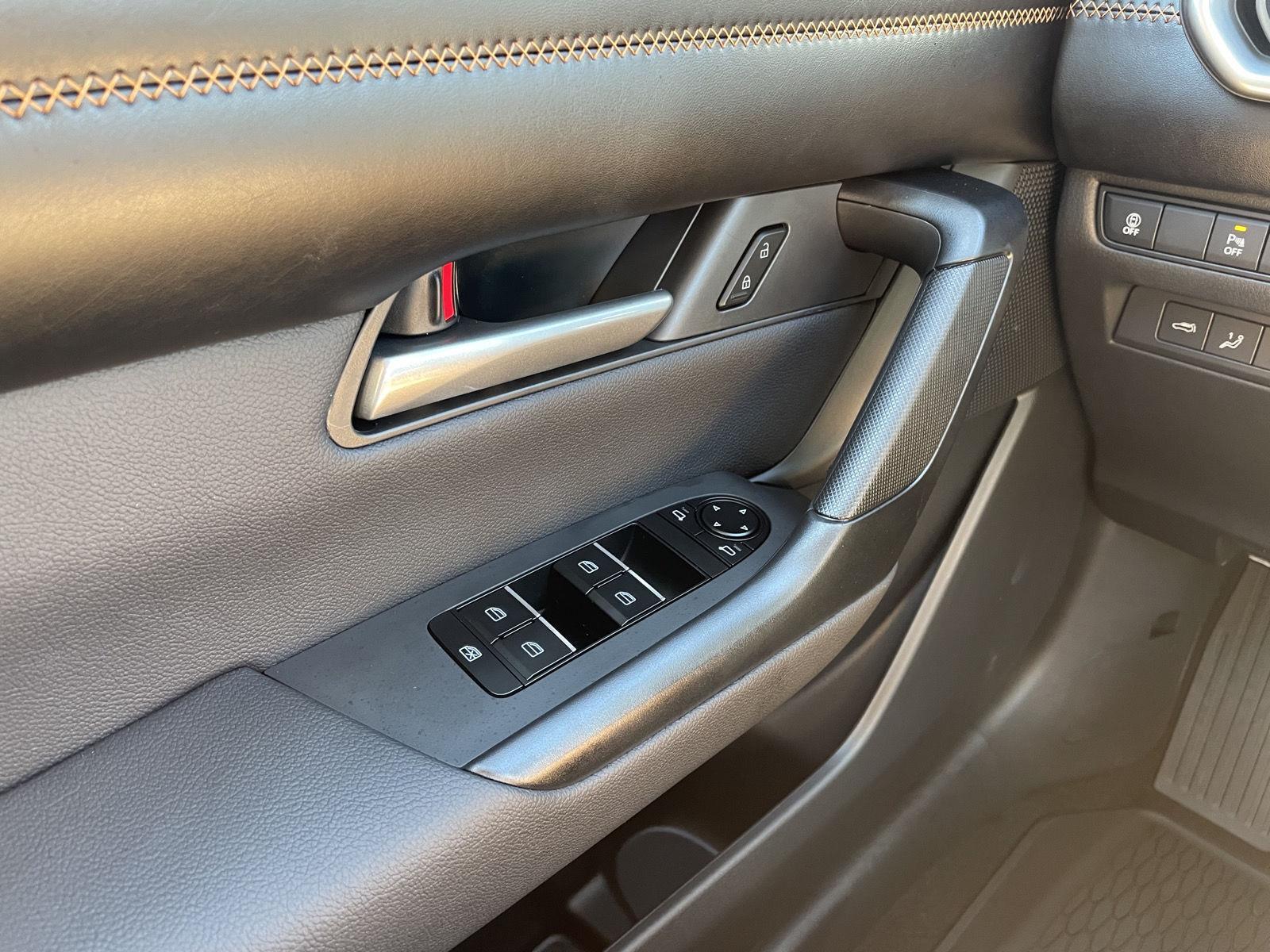 Vehicle photo 29