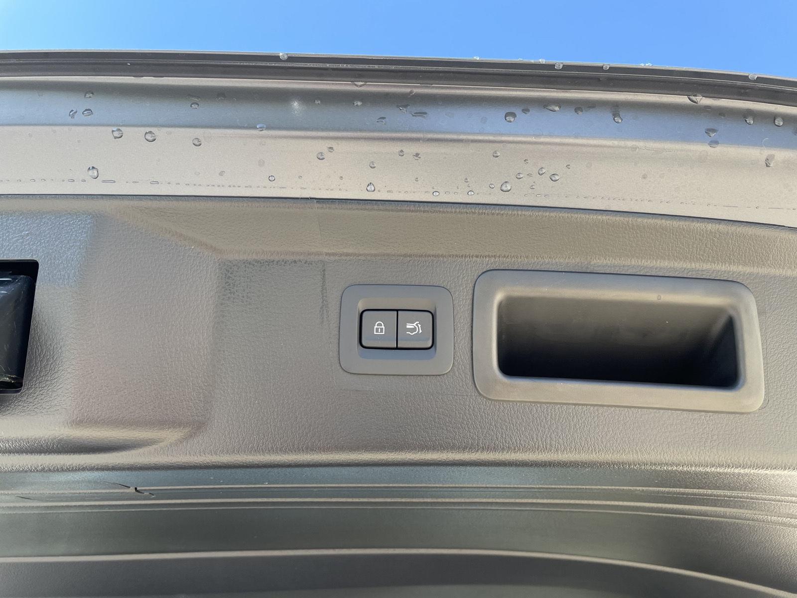Vehicle photo 37