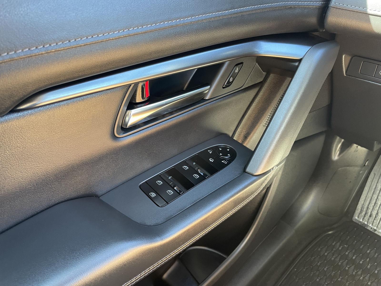 Vehicle photo 25