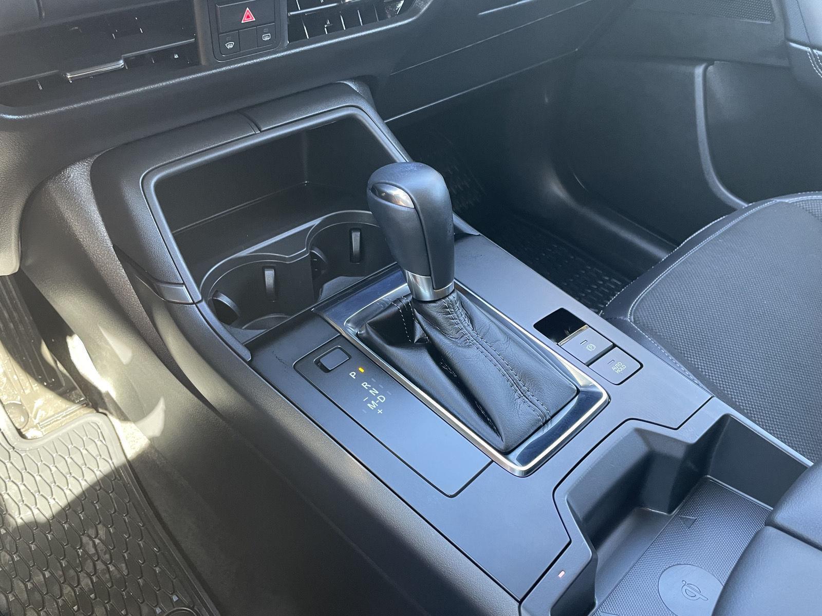 Vehicle photo 26