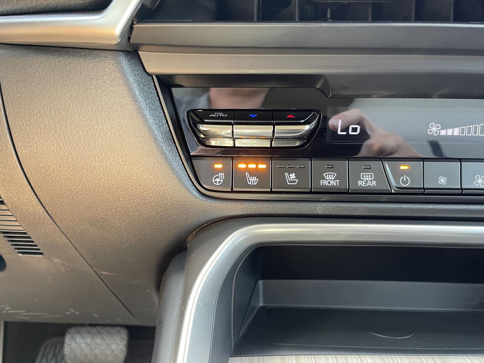 Vehicle photo 28