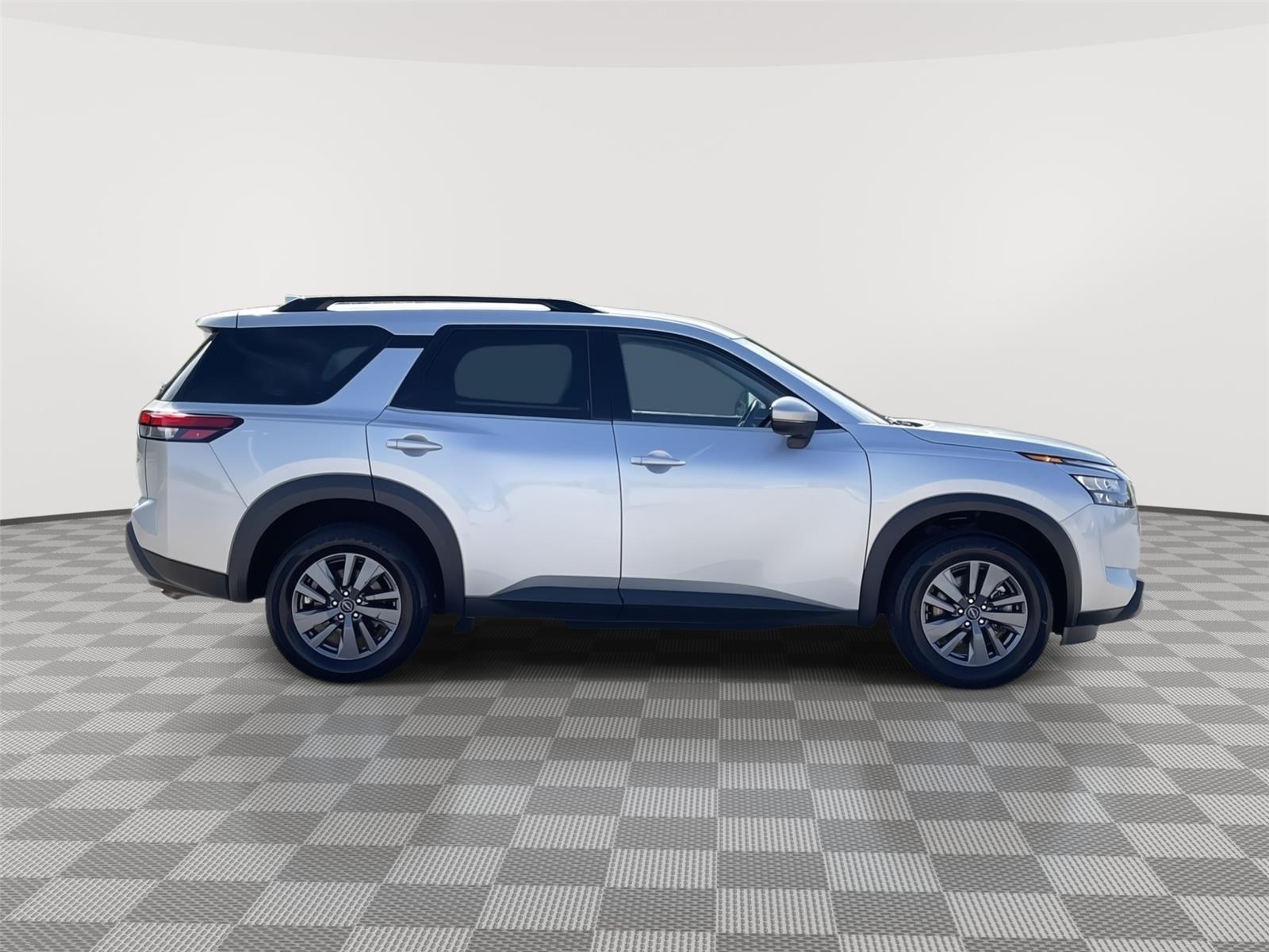 Vehicle photo 6