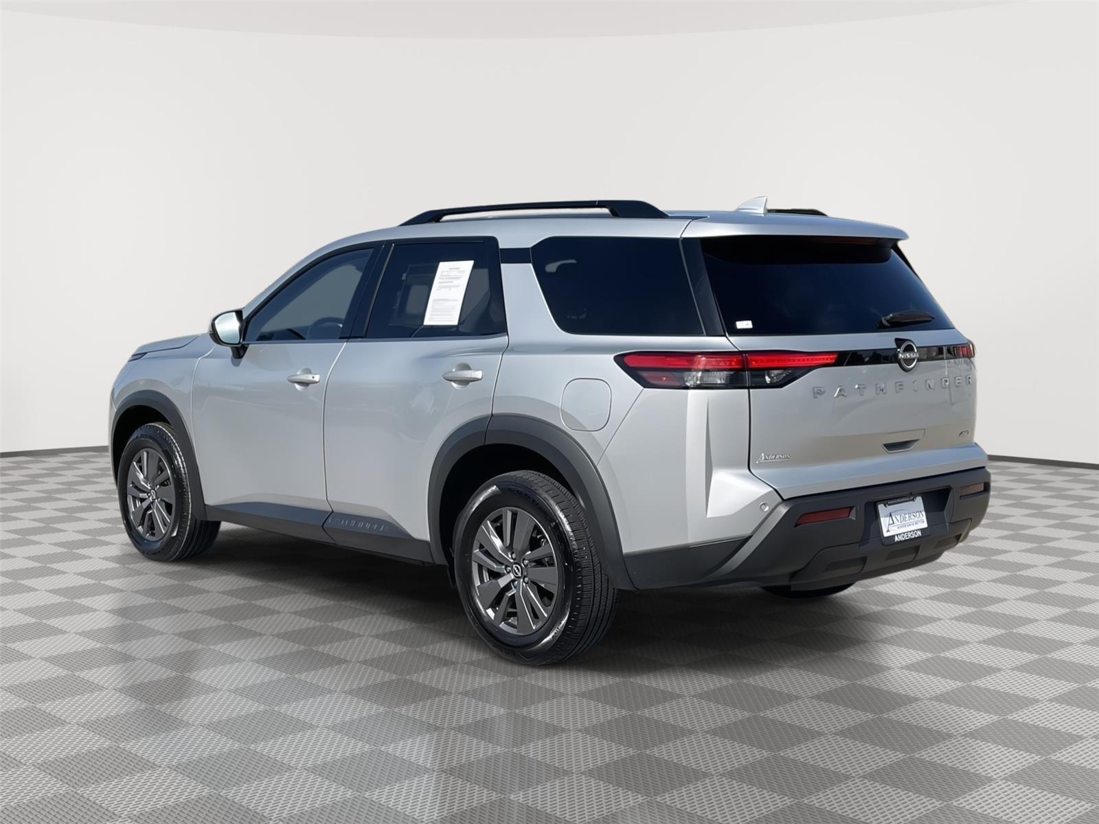 Vehicle photo 9