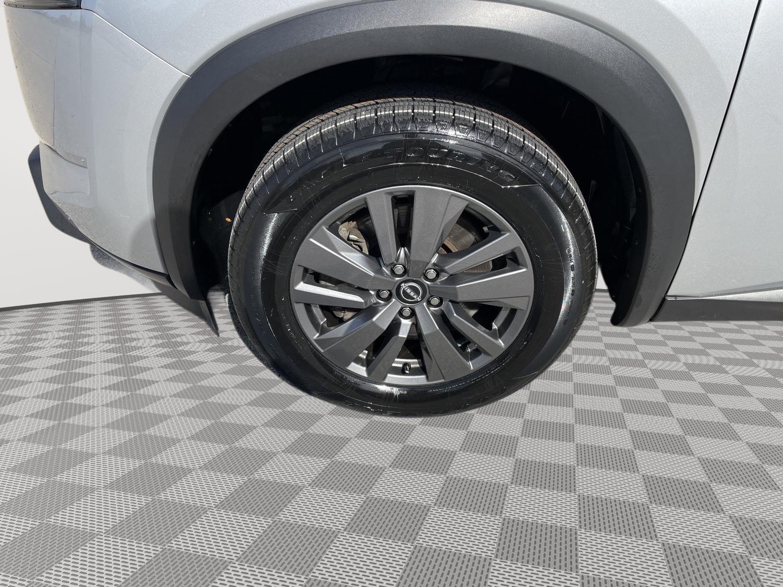 Vehicle photo 10
