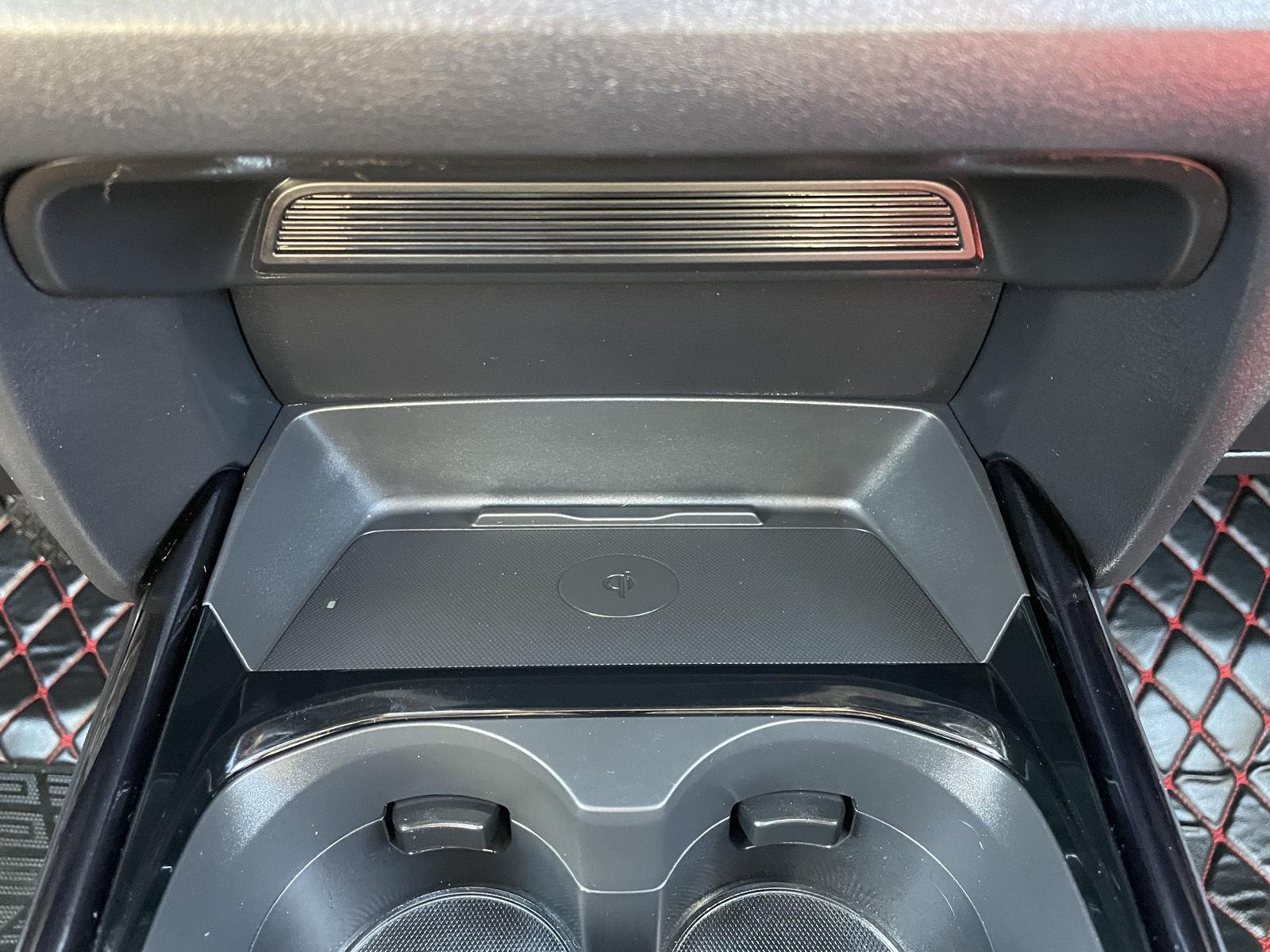 Vehicle photo 26