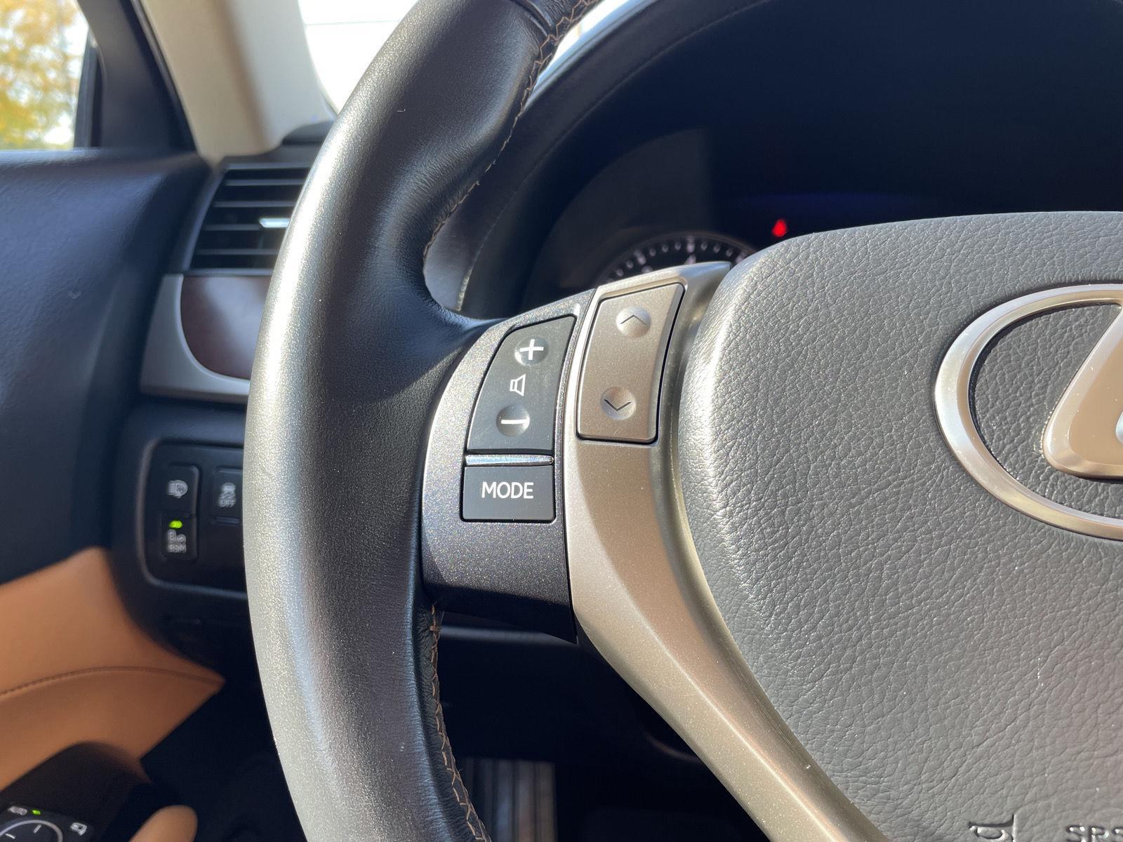 Vehicle photo 12
