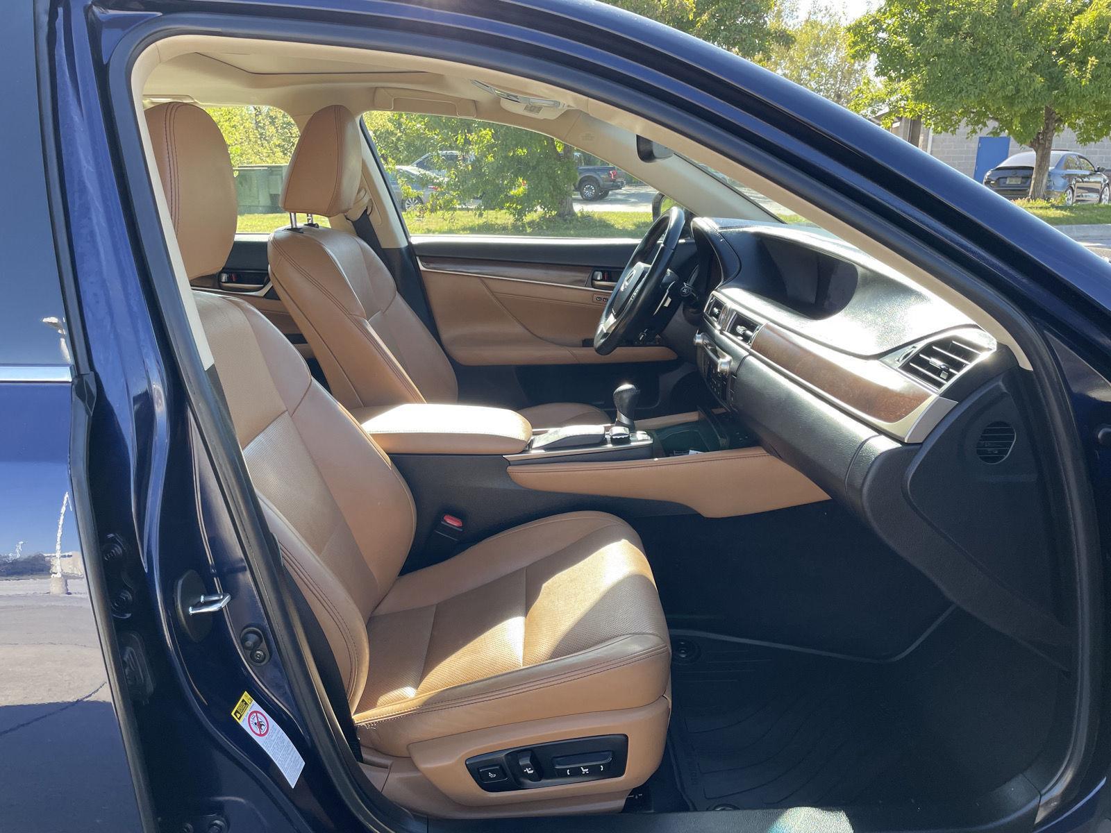 Vehicle photo 18