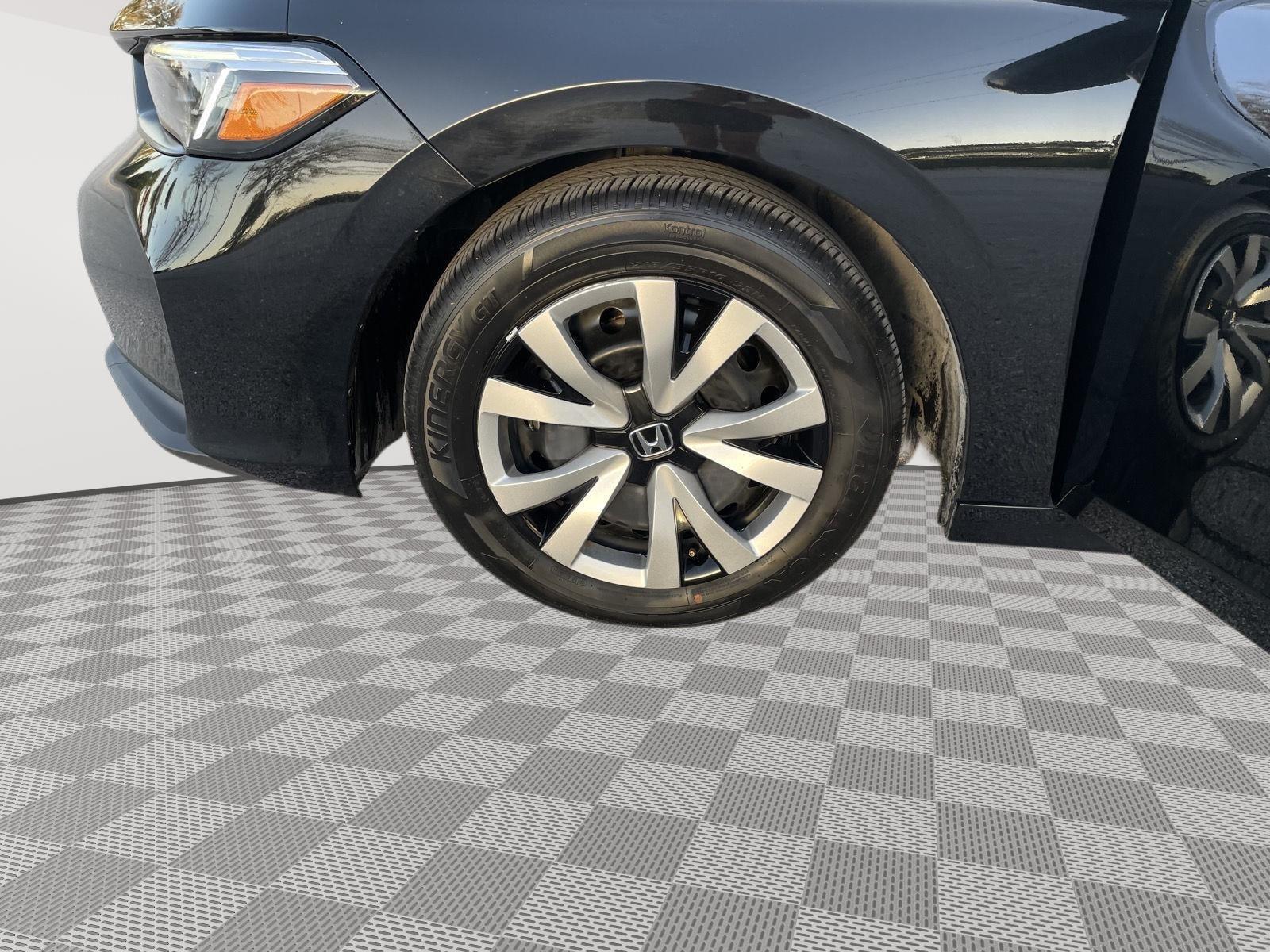 Vehicle photo 7