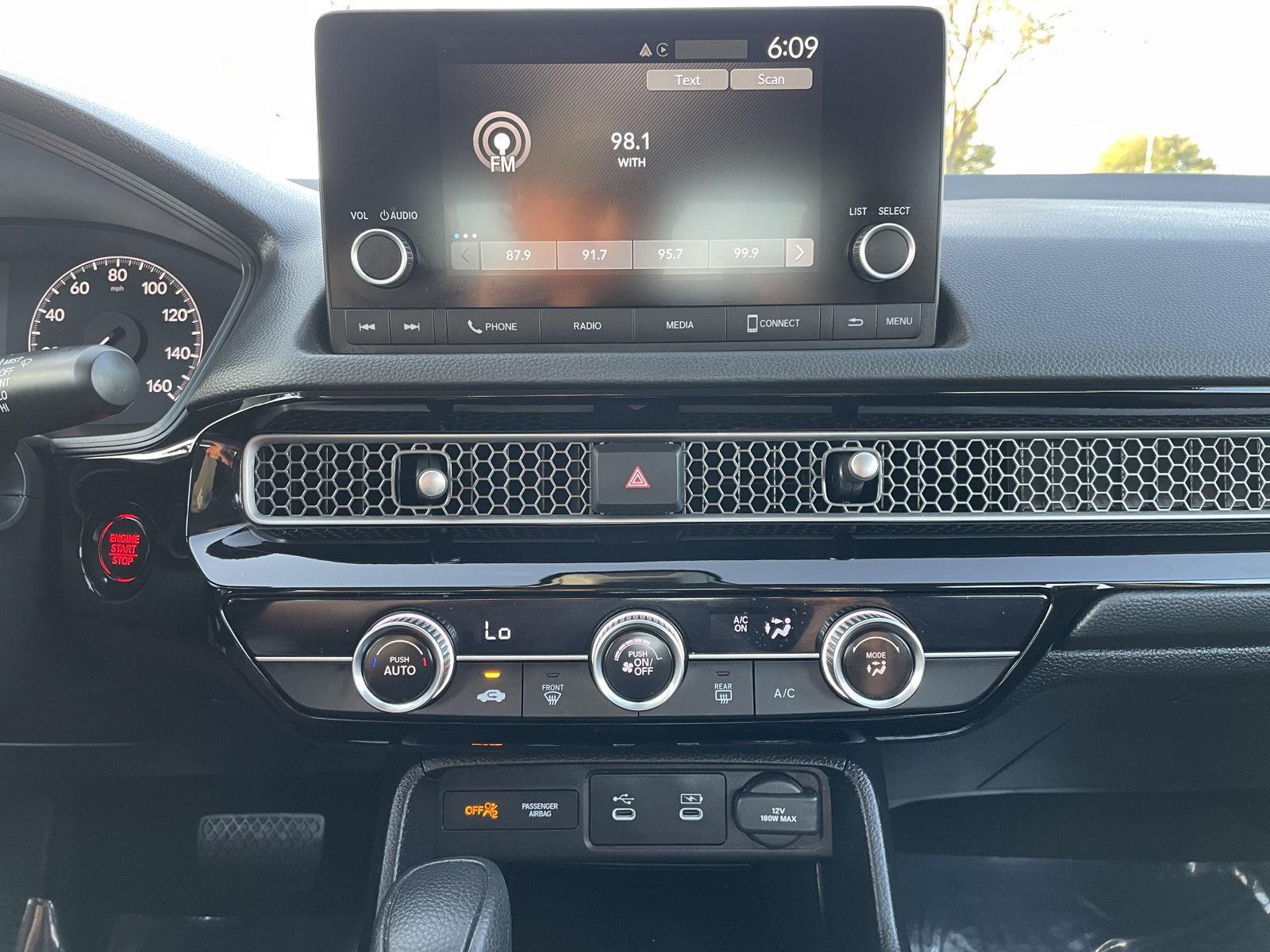 Vehicle photo 19