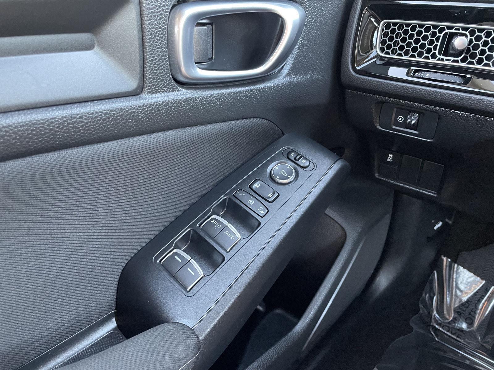 Vehicle photo 25