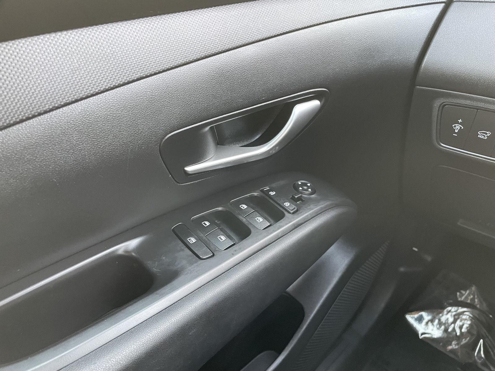 Vehicle photo 26