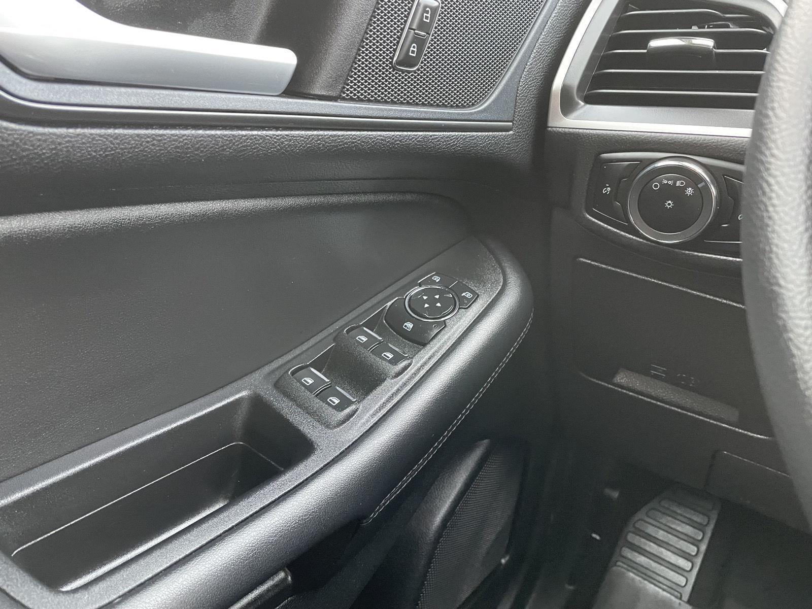 Vehicle photo 25