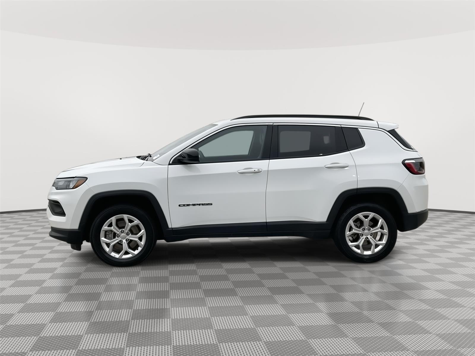 Vehicle photo 2