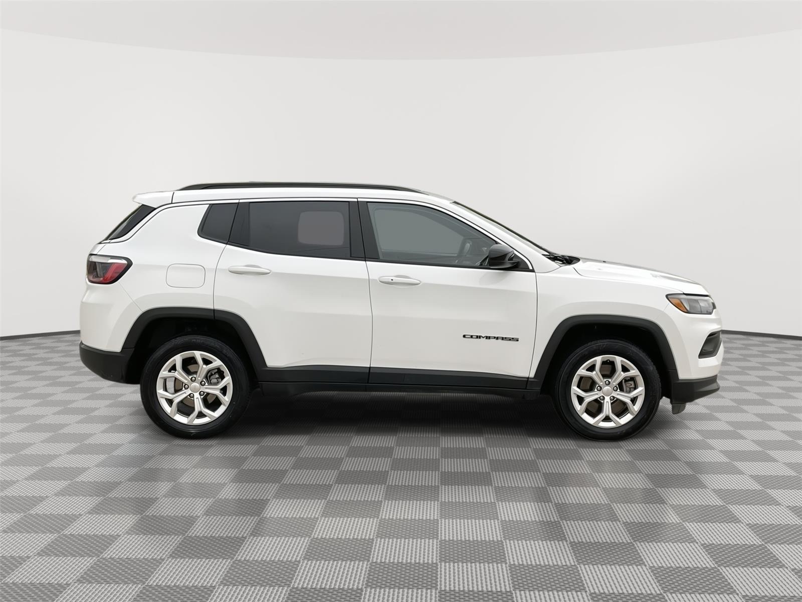 Vehicle photo 6