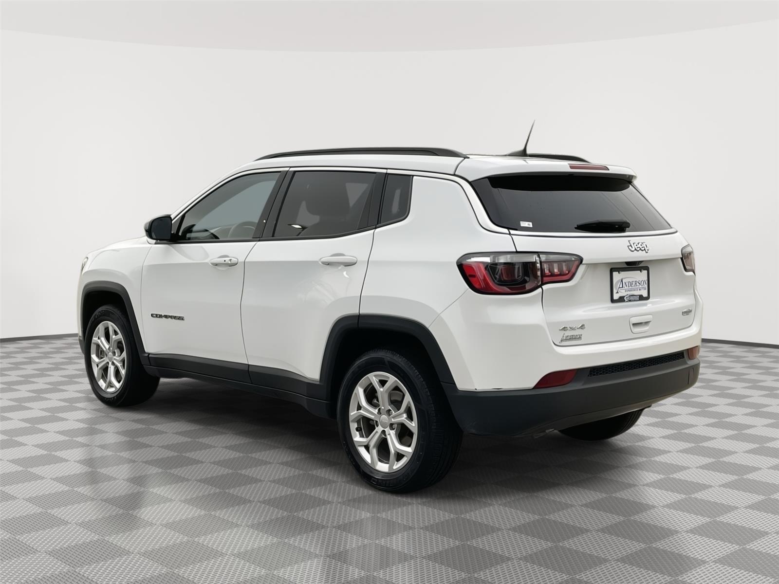 Vehicle photo 9