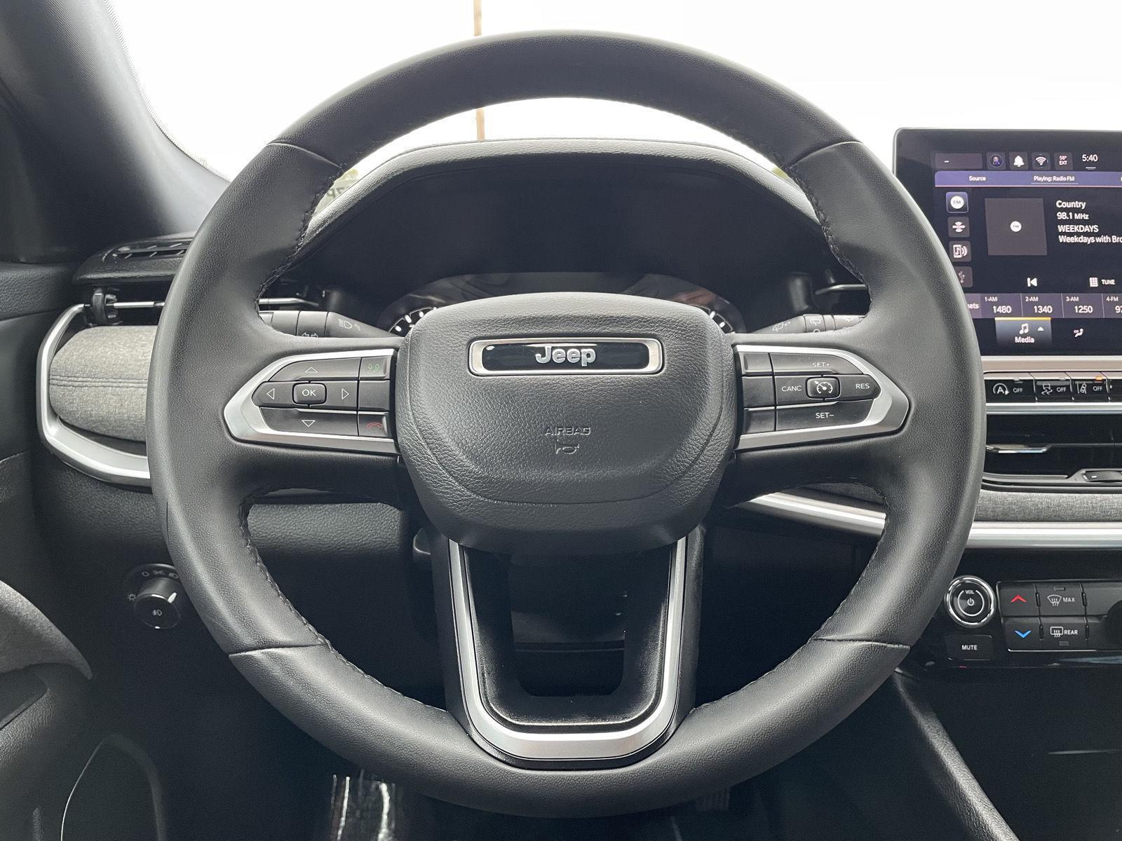 Vehicle photo 12