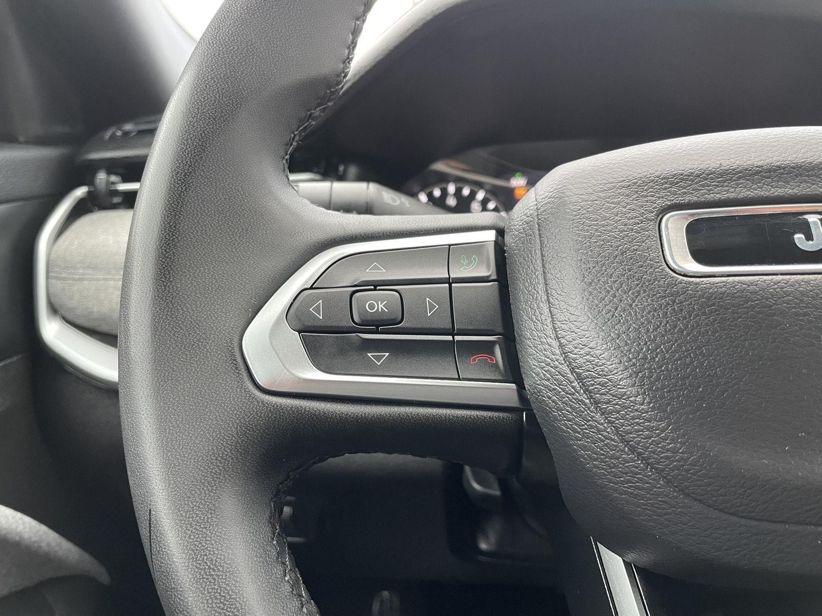 Vehicle photo 12