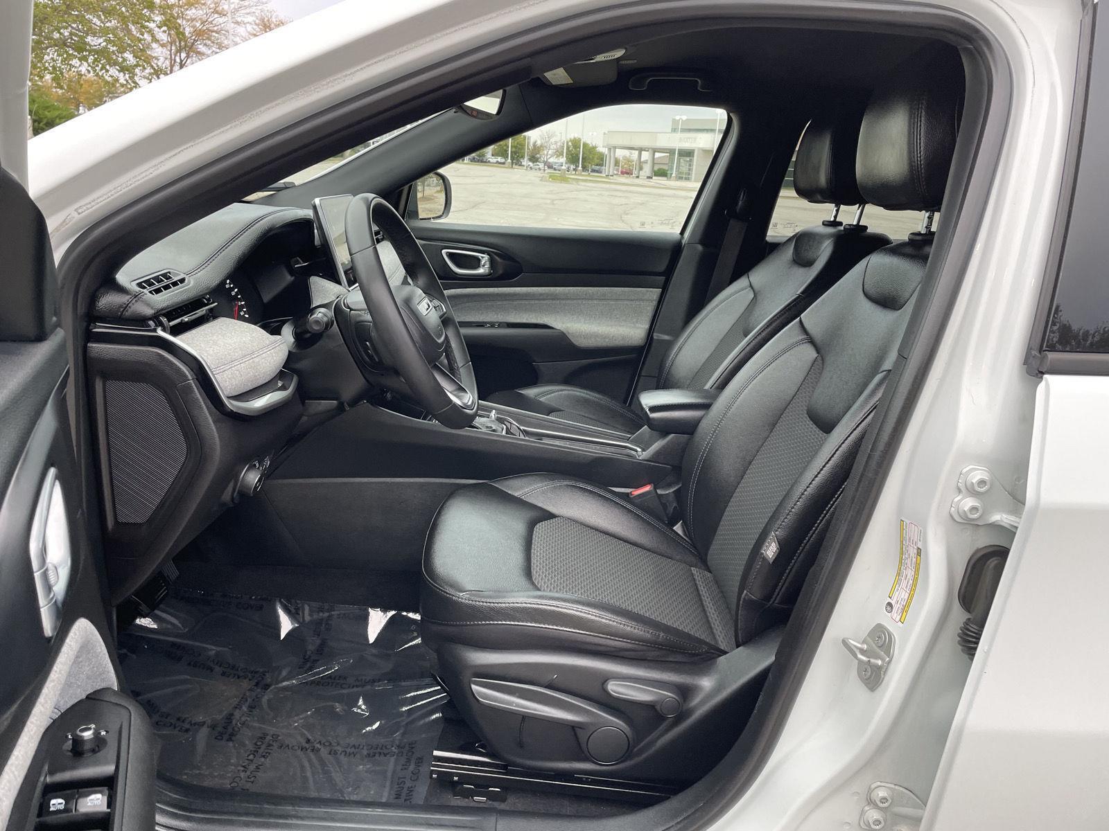 Vehicle photo 17