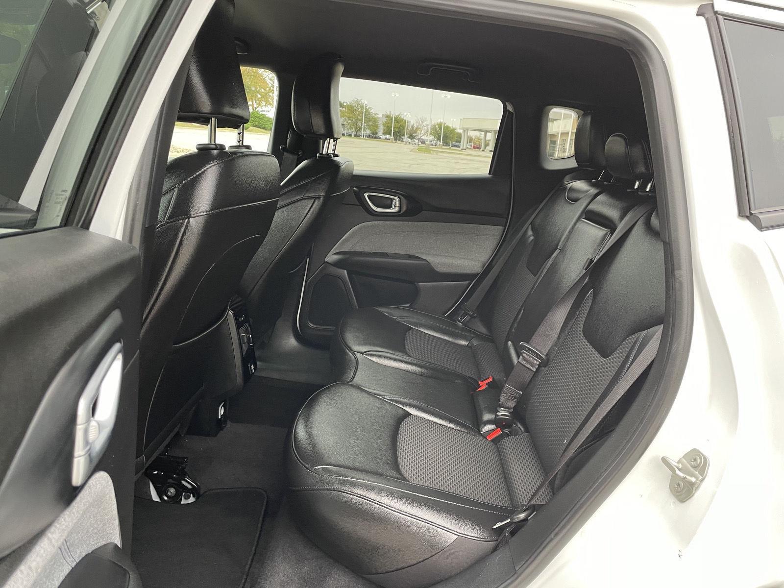 Vehicle photo 19