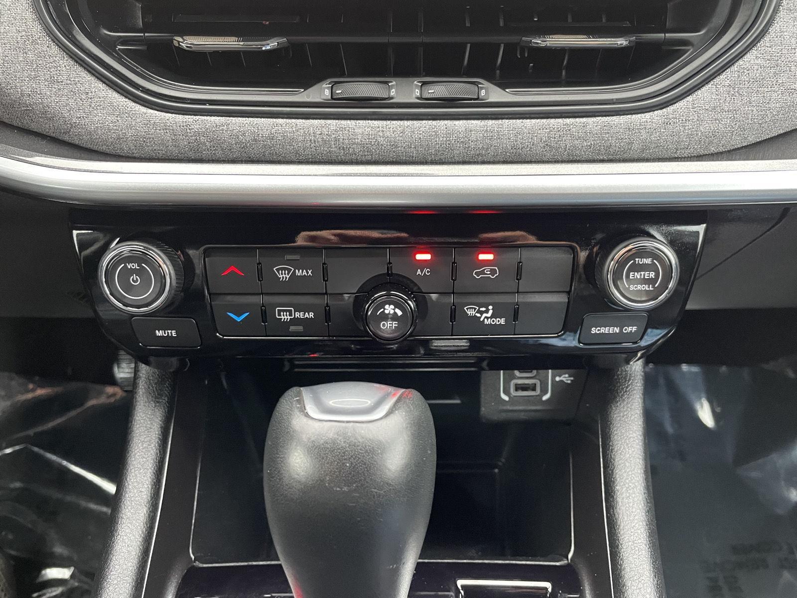 Vehicle photo 25
