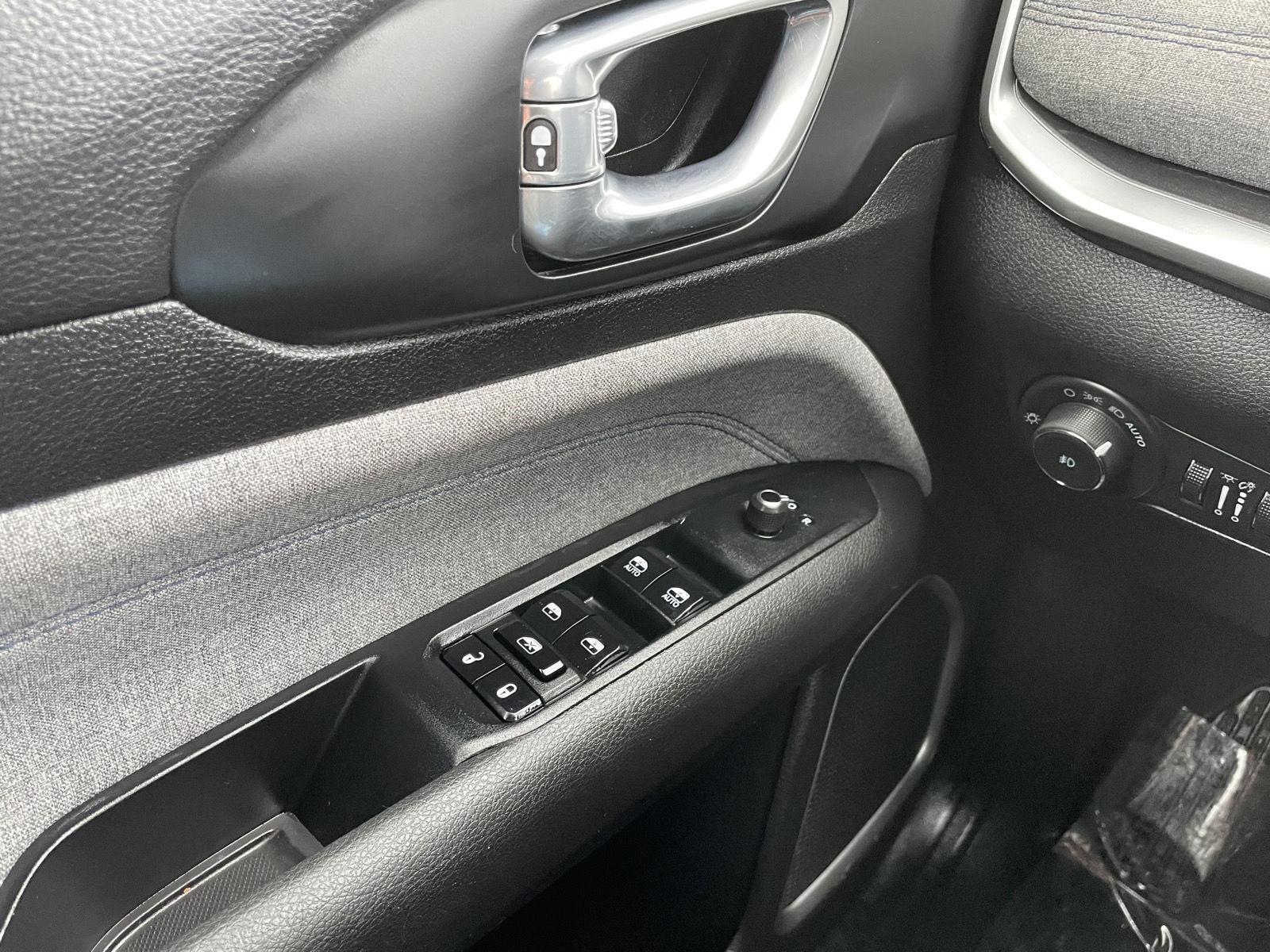 Vehicle photo 28