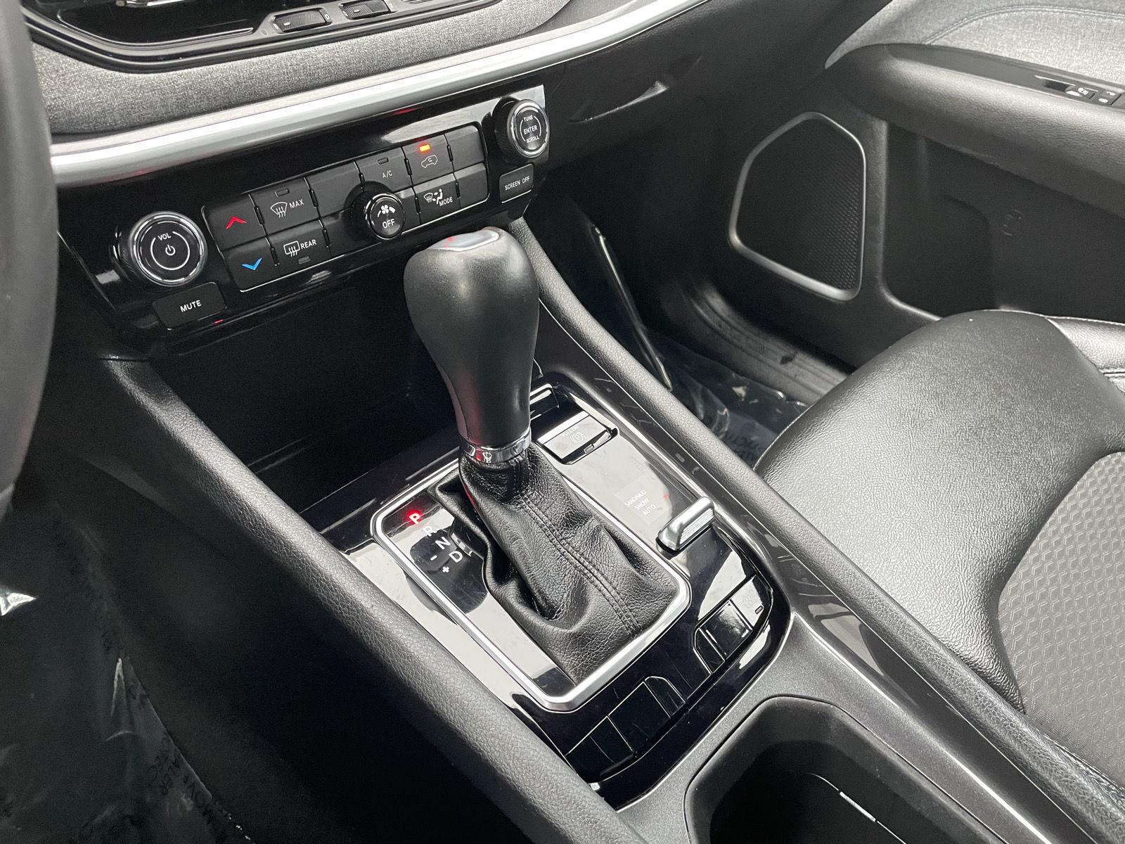 Vehicle photo 28