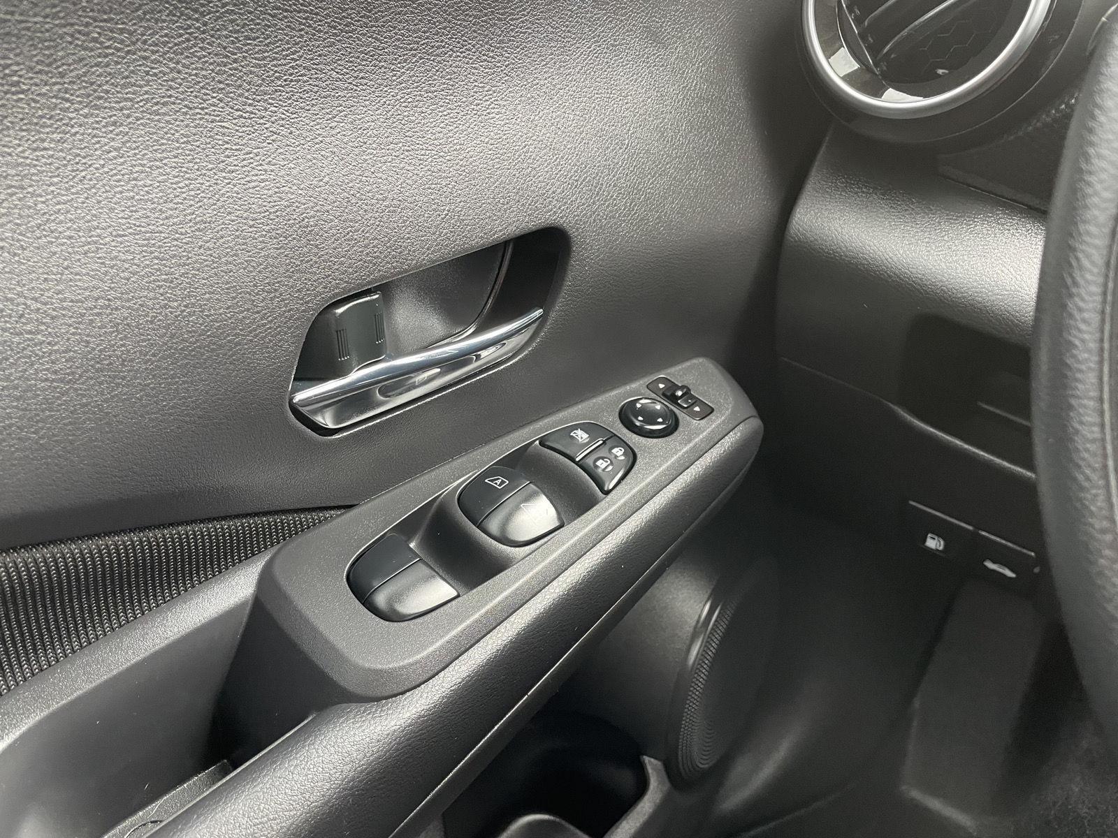 Vehicle photo 28
