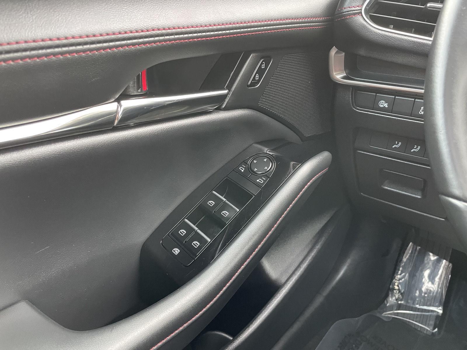 Vehicle photo 26
