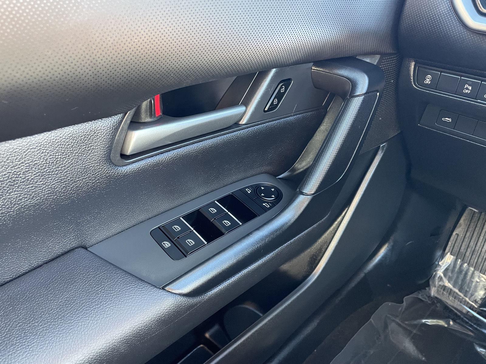 Vehicle photo 27