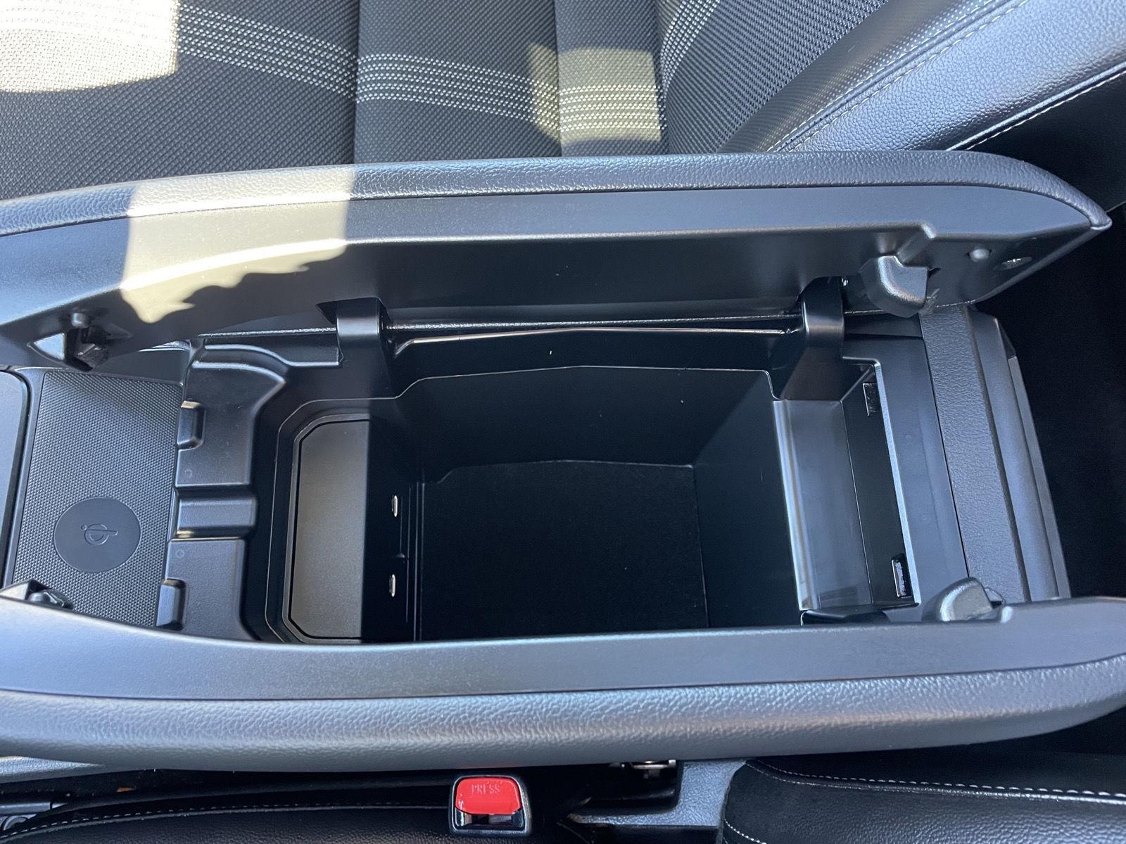 Vehicle photo 30