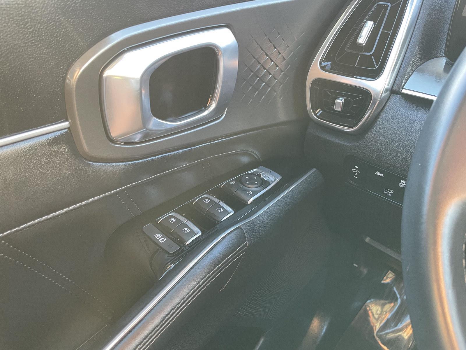 Vehicle photo 30